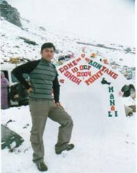 rohtang pass manali,view at rohtang pass,manali skiing point,skiing in manlai,skiing at himachal